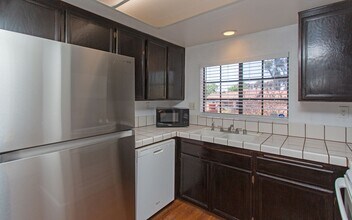 3523 Somerset Way in Carlsbad, CA - Building Photo - Building Photo