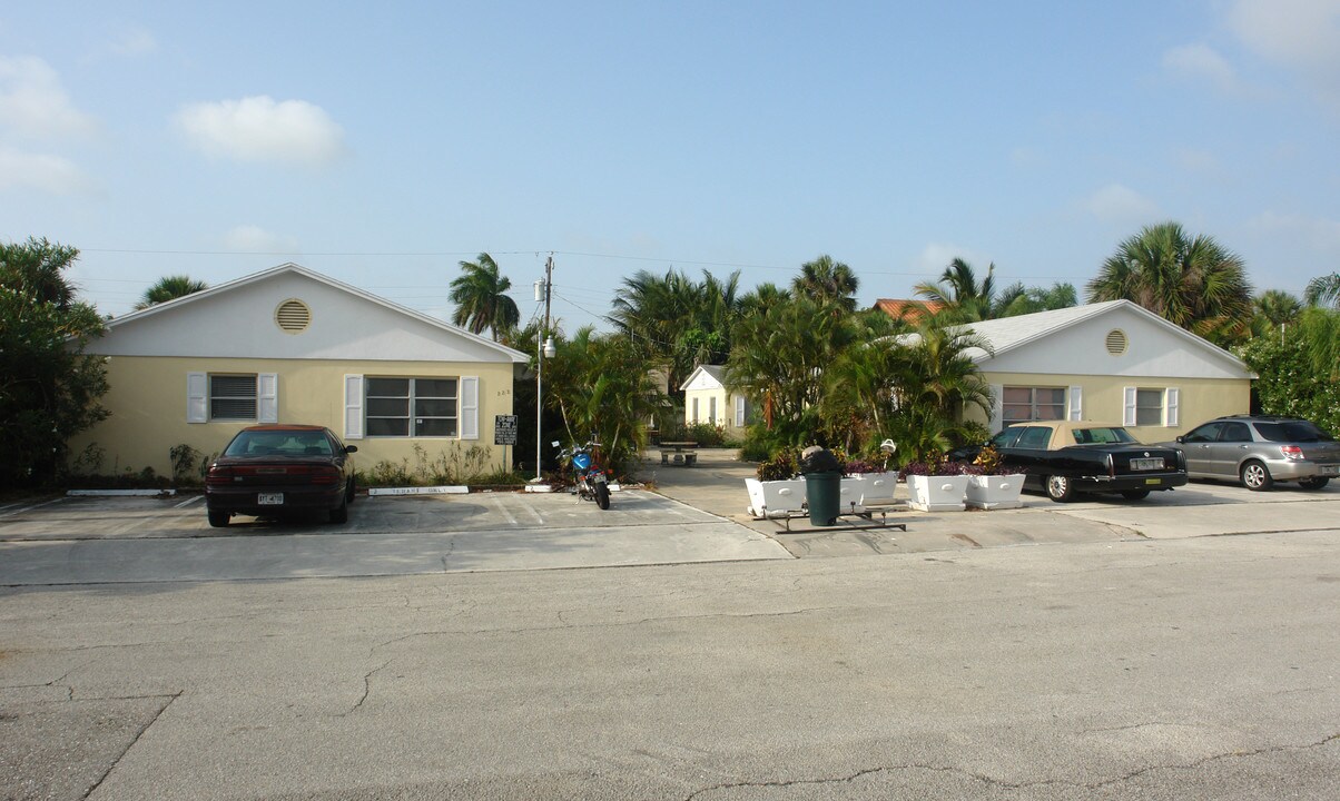 222 Wenonah Pl in West Palm Beach, FL - Building Photo