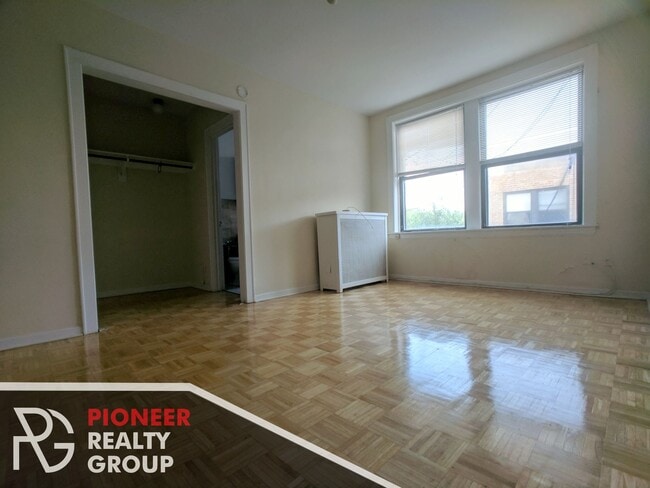 739 W Belmont Ave, Unit 505 in Chicago, IL - Foto de edificio - Building Photo