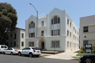 654 S Cloverdale Ave in Los Angeles, CA - Building Photo - Primary Photo