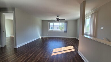 120 Cotuit Ct in Schaumburg, IL - Building Photo - Building Photo