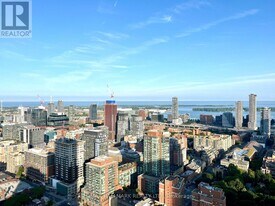 88 Queen St E in Toronto, ON - Building Photo