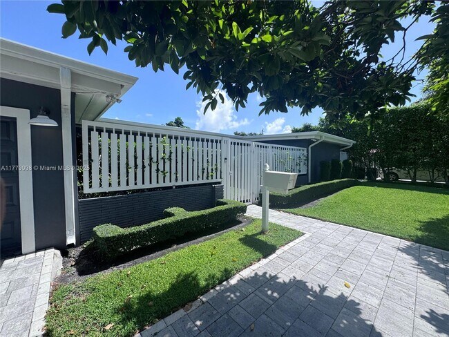 1951 NE 185th Ter in North Miami Beach, FL - Building Photo - Building Photo
