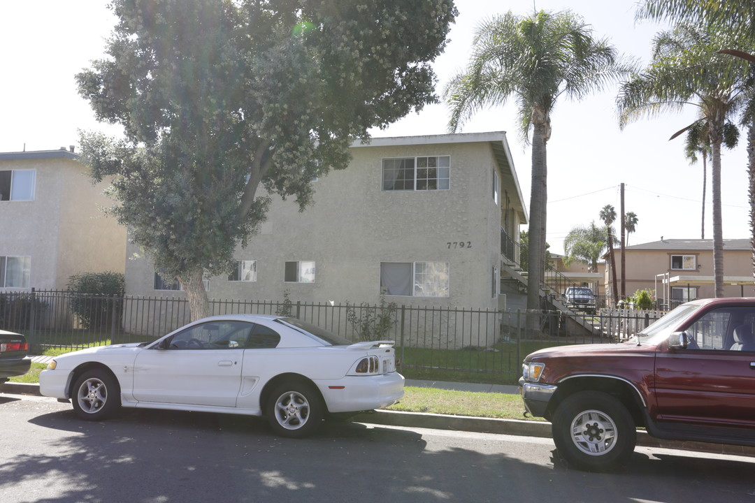 Barton Apartments in Huntington Beach, CA - Building Photo