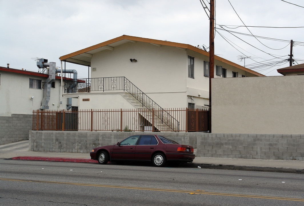 13714 Inglewood Ave in Hawthorne, CA - Building Photo