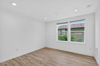 5635 NE Glisan St in Portland, OR - Foto de edificio - Building Photo