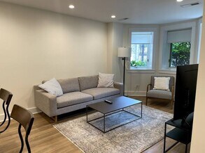 2018 N Oakley Ave in Chicago, IL - Foto de edificio - Building Photo