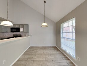 5711 Wynberry Dr in Houston, TX - Foto de edificio - Building Photo