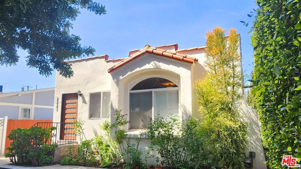 2223 Alsace Ave in Los Angeles, CA - Building Photo
