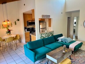 4836 Hollow Corner Rd, Unit 412 in Culver City, CA - Building Photo - Building Photo