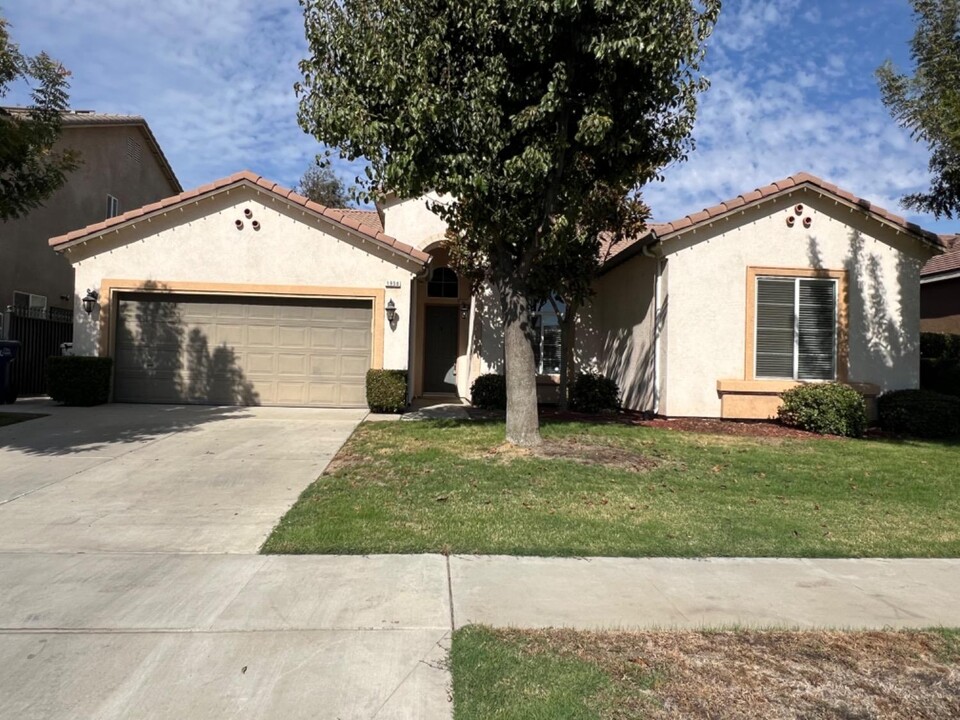 1956 Iacovetti Ct in Tulare, CA - Foto de edificio