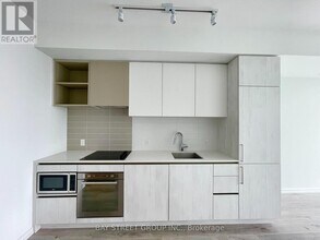 1000-1000 Portage Pkwy in Vaughan, ON - Building Photo - Building Photo