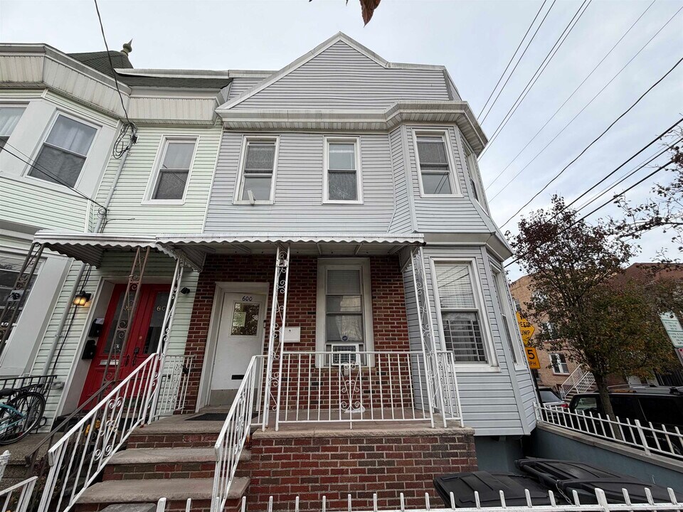 600 17th St in Union City, NJ - Building Photo