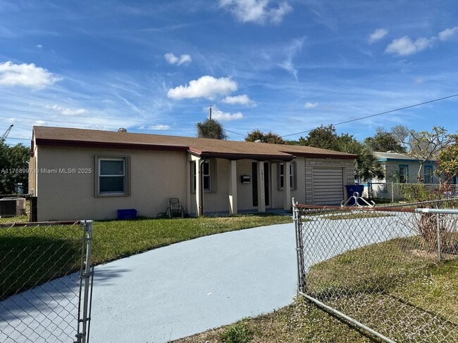 1011 Avenue F in West Palm Beach, FL - Building Photo - Building Photo
