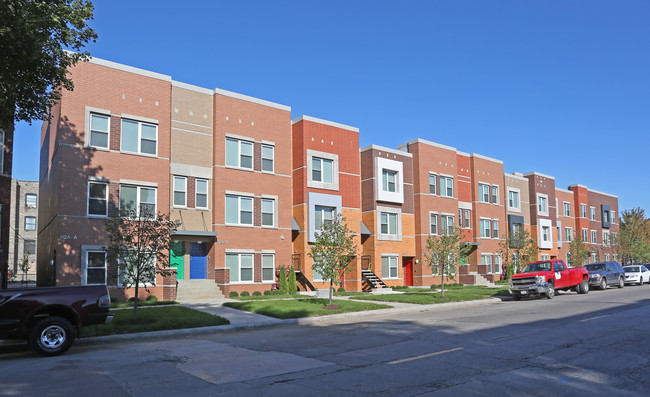 St. Edmund's Oasis in Chicago, IL - Foto de edificio - Building Photo