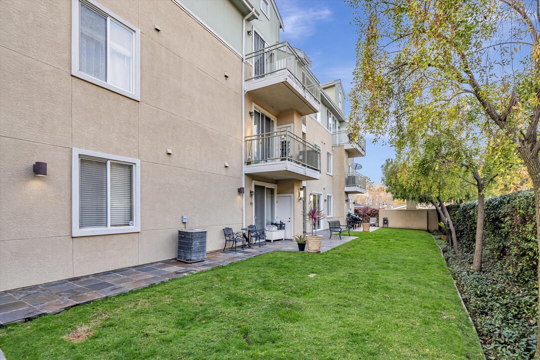 2330 University Ave, Unit 350 in East Palo Alto, CA - Building Photo