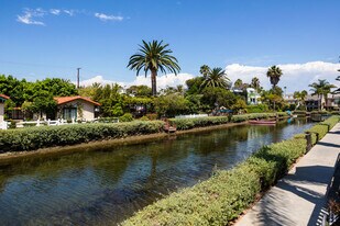 432 Howland Canal in Venice, CA - Building Photo