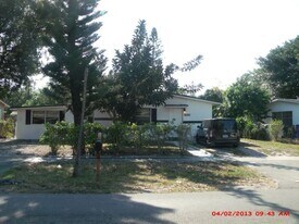 1859 Lauderdale Manor Dr in Fort Lauderdale, FL - Building Photo