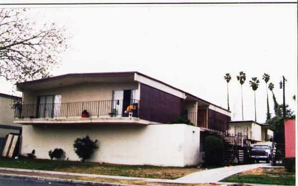 627 N Cedarglen Dr in Azusa, CA - Foto de edificio