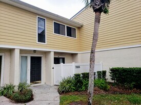 7859 La Sierra Ct in Jacksonville, FL - Building Photo