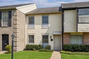 10345 Longmont Dr in Houston, TX - Building Photo