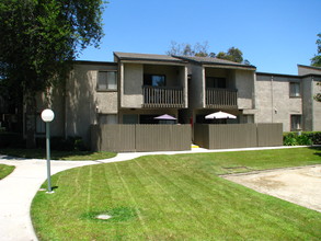 Spring Tree Apartments in Chino, CA - Foto de edificio - Building Photo