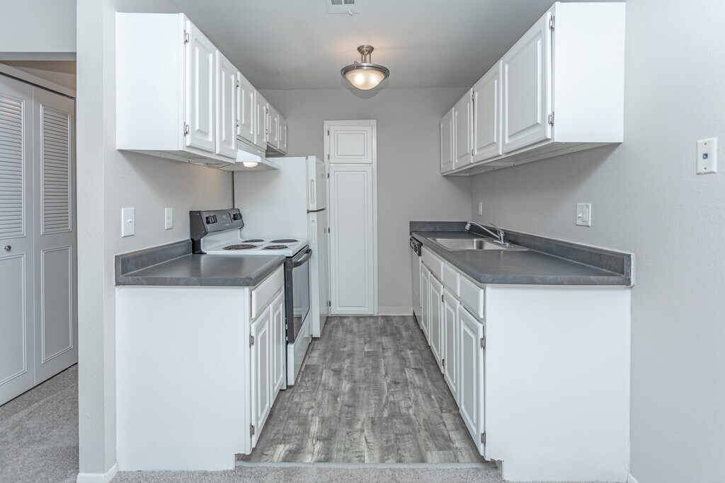 Essex at Hampton Apartments in Rochester Hills, MI