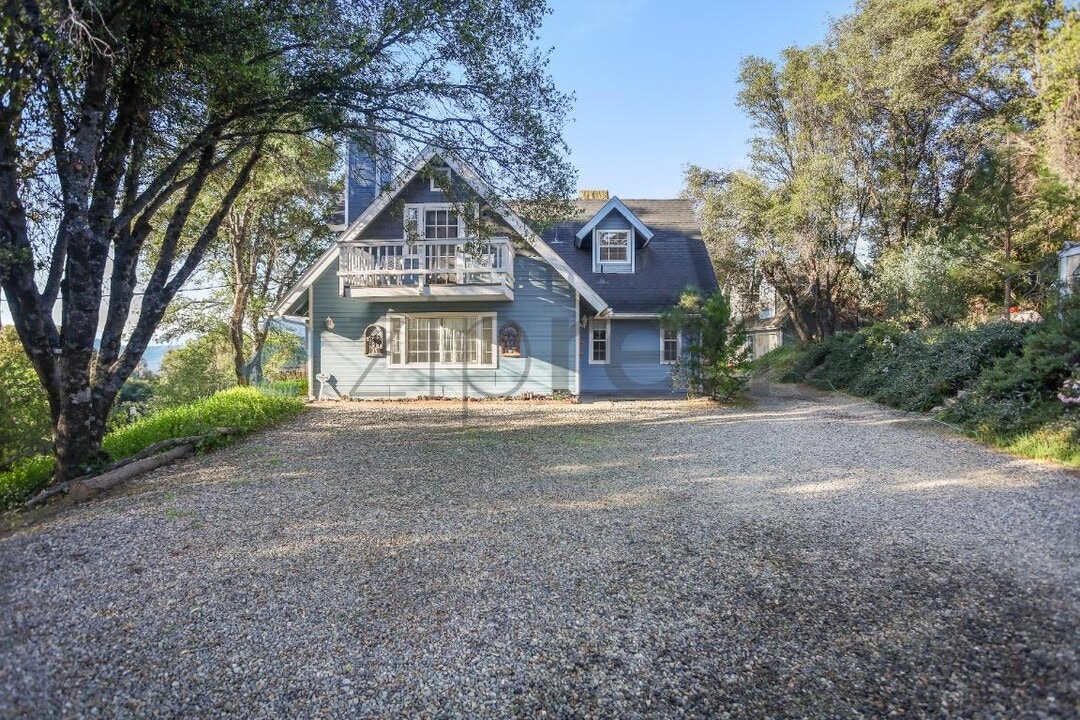 44606 Silver Spur Trail in Ahwahnee, CA - Building Photo