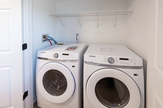 McGregor Village in Wilton, NY - Foto de edificio - Interior Photo