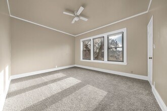 7751 S Saginaw Ave in Chicago, IL - Foto de edificio - Building Photo