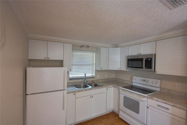 207 Shore T Rd in Nokomis, FL - Building Photo - Building Photo