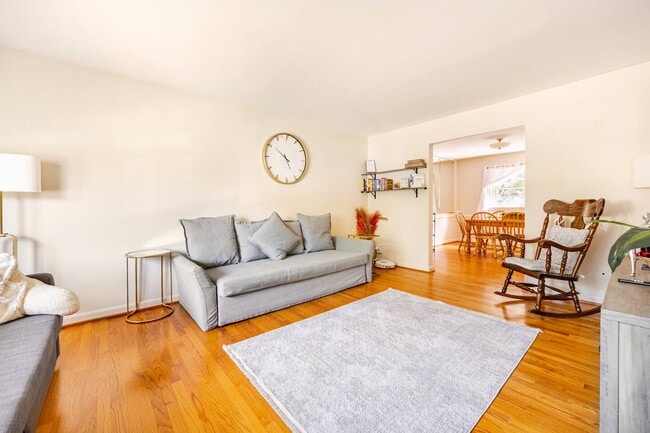 7527 Fairwood Ln in Falls Church, VA - Building Photo - Building Photo