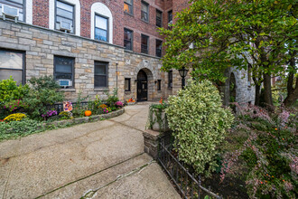 77-16 Austin St in Forest Hills, NY - Building Photo - Building Photo