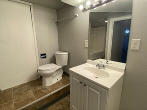 825 S 176th St in Burien, WA - Building Photo - Building Photo