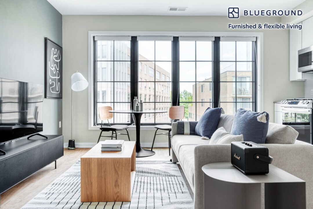 2210 Wisconsin Ave NW-Unit -FL4-ID548 in Washington, DC - Foto de edificio