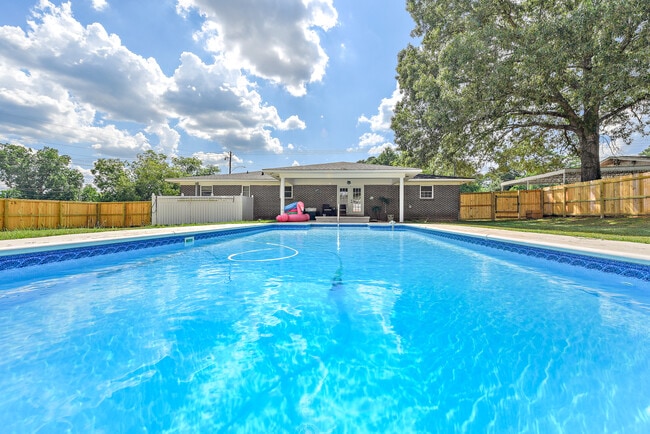 property at 930 E Lee St