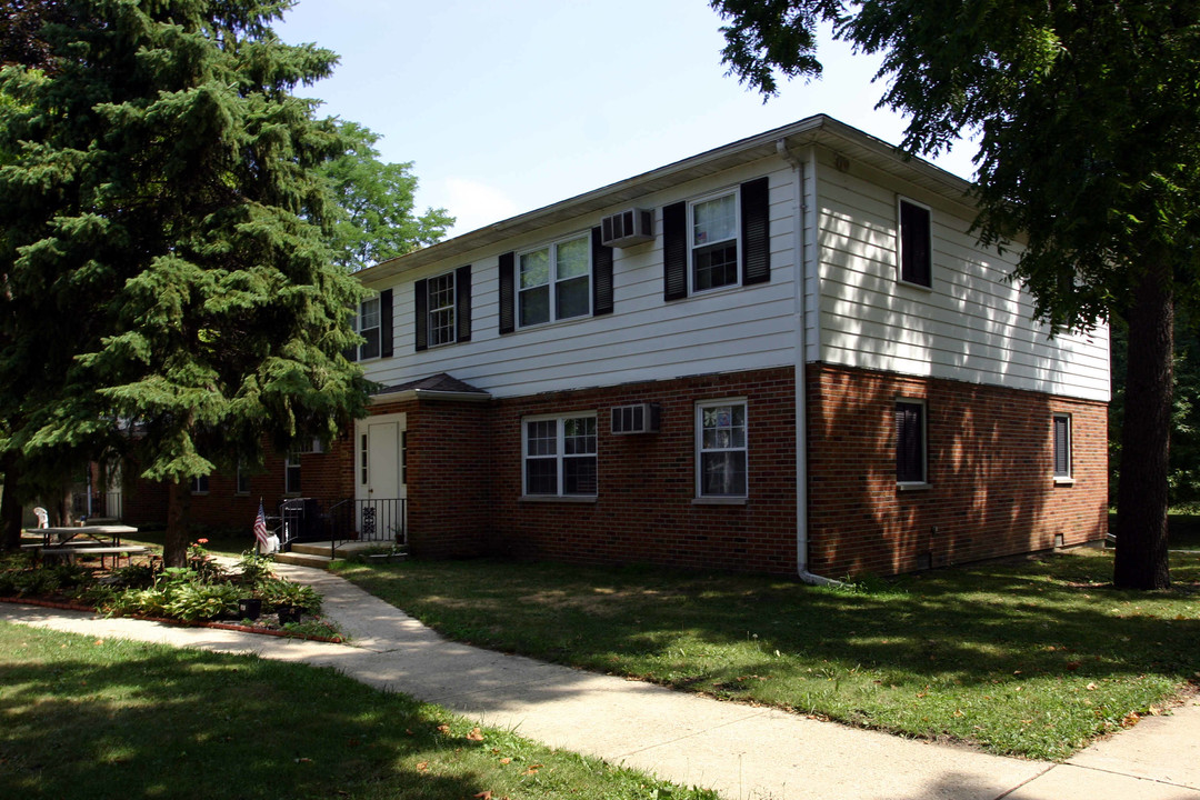 602-608 Van Buren St in Wilmington, IL - Building Photo