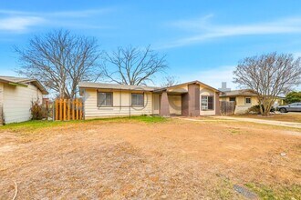 6916 Shady Grove Dr in San Antonio, TX - Building Photo - Building Photo