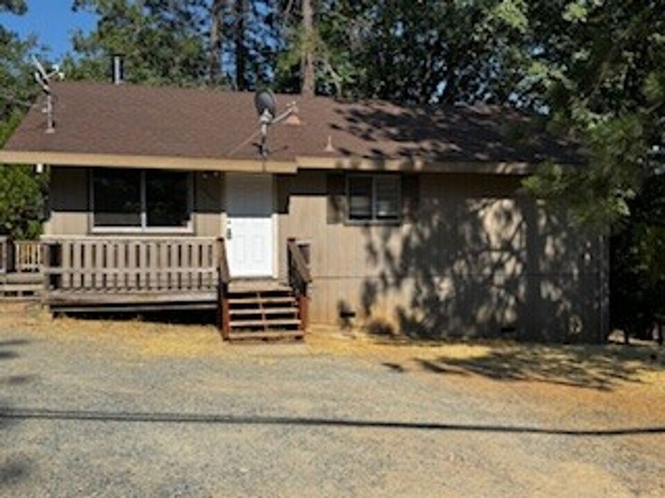 22401 Rhine River Dr E in Sonora, CA - Building Photo
