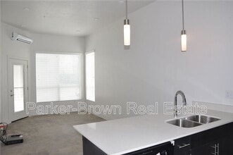 965 S 200 in Salt Lake City, UT - Foto de edificio - Building Photo