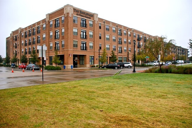 Olympus Boulevard in Frisco, TX - Foto de edificio - Building Photo