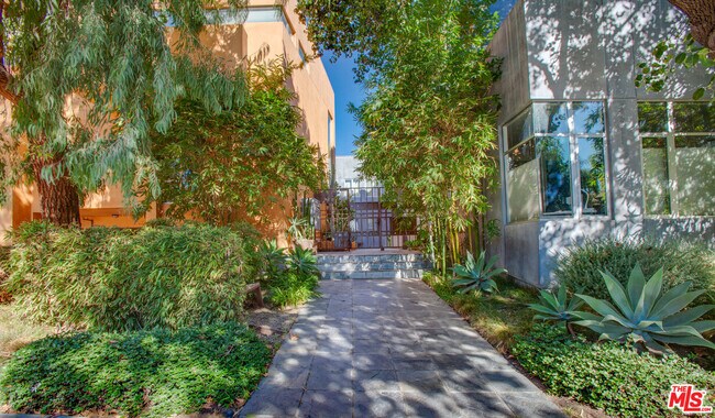 900 N W Knoll Dr in West Hollywood, CA - Building Photo - Building Photo
