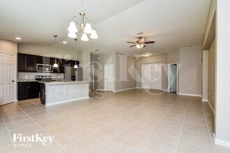 8287 Robin Rd in Ft. Myers, FL - Foto de edificio - Building Photo