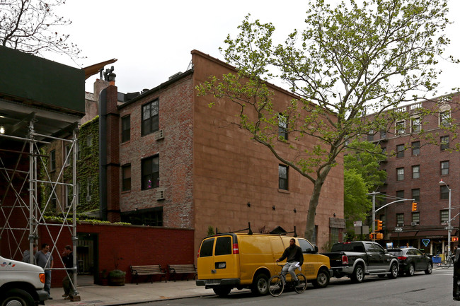 447 Hudson St in New York, NY - Building Photo - Building Photo