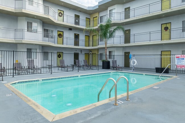 Vassar Terrace in Canoga Park, CA - Building Photo - Building Photo