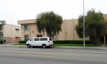 14019 Sherman Way in Van Nuys, CA - Building Photo - Other