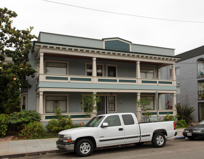 419 Cedar Ave in Long Beach, CA - Foto de edificio - Building Photo