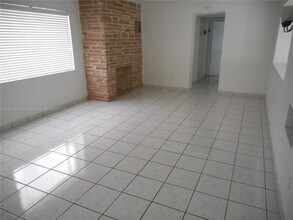 420 88th St in Surfside, FL - Foto de edificio - Building Photo