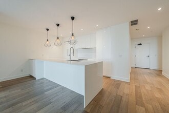 1010 Rue de la Commune E in Montréal, QC - Building Photo - Building Photo