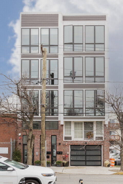 385 8th St in Jersey City, NJ - Building Photo